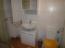 Badezimmer mit Dusche und WC.